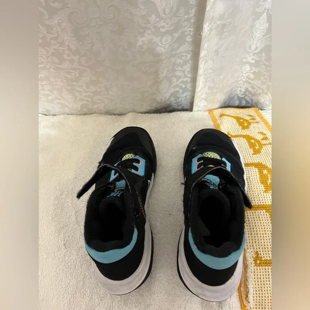 (46) Nike Kids Black and Blue Athletic Shoes 13C
